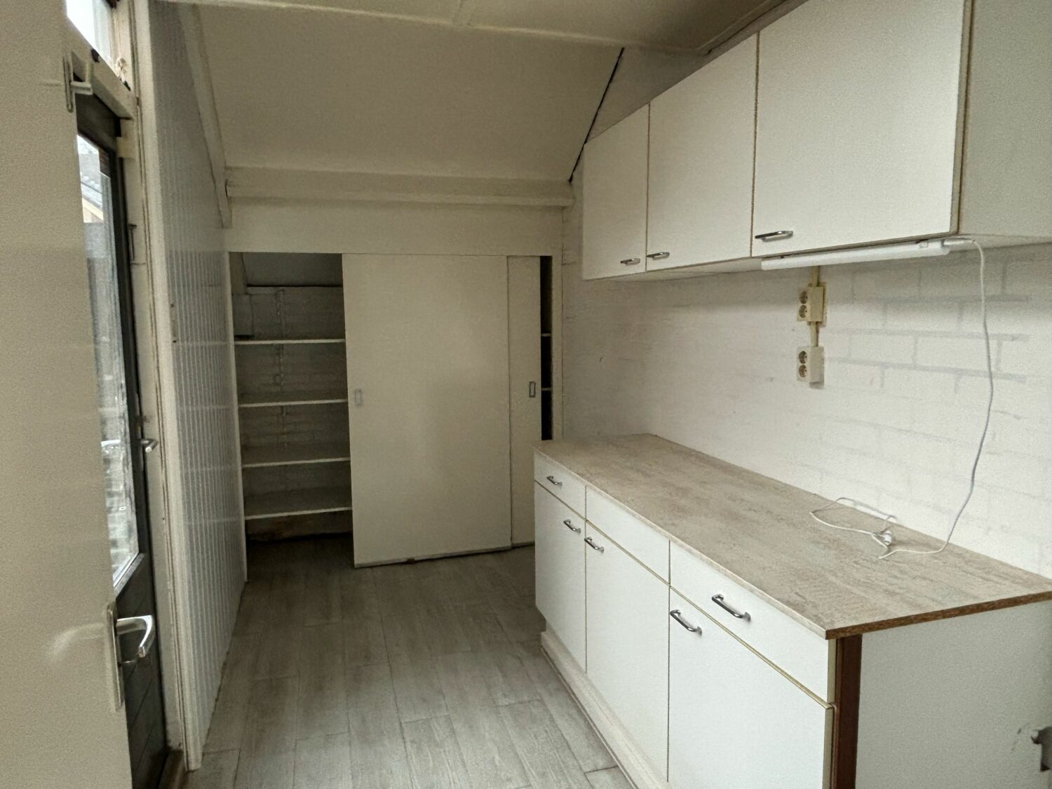 08 bijkeuken berging met deur naar achtertuin