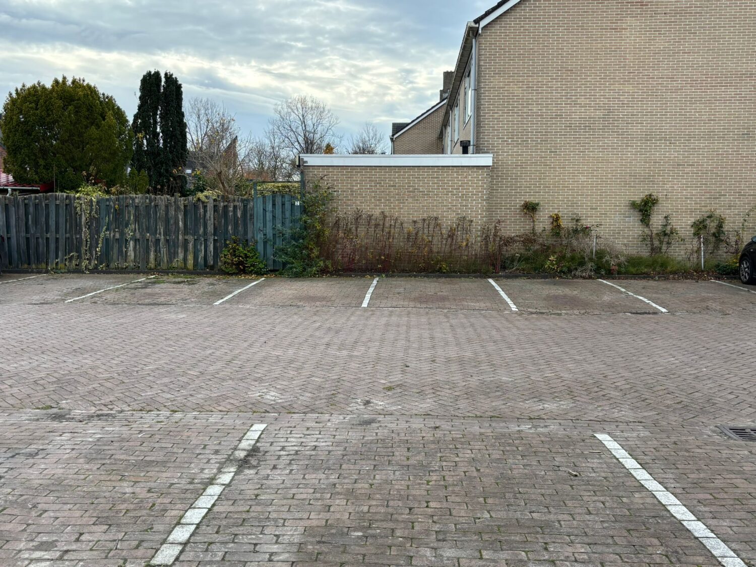 11 parkeerplekken achterzijde