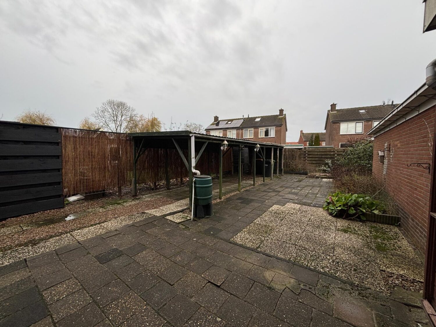 08 achtertuin en carport